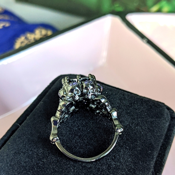 Skull and Crossbones Statement Ring Size 8 - Picture 10 of 12